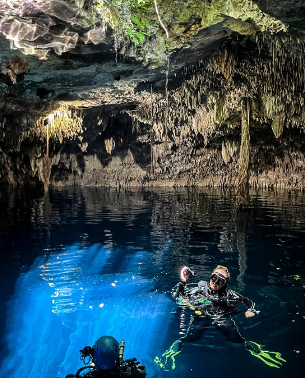 Cenote Kin-Ha cueva con estalactitas