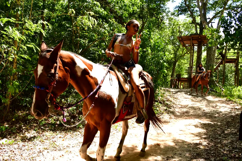 Paseo a caballo por un sendero de la selva