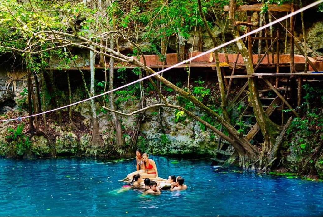 Cenote Kin-Ha agua turquesa