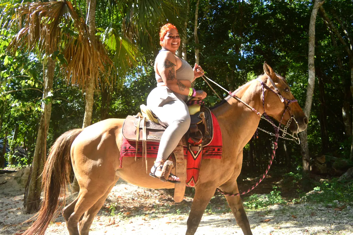 Paseo a caballo y dos cenotes